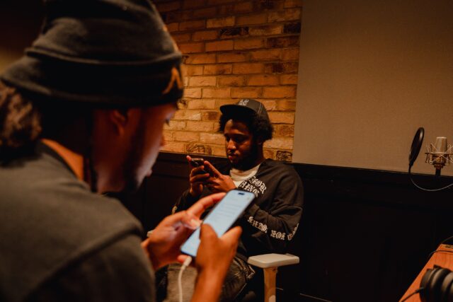 3 tracks in 1 session 🖊️ 📝 @skeeunofficial @socialalias_ 

📸: @dheyartope 

#rappers #ukrap #ukmusic #musiccamp